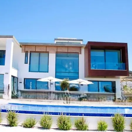 Sea Caves Villa *